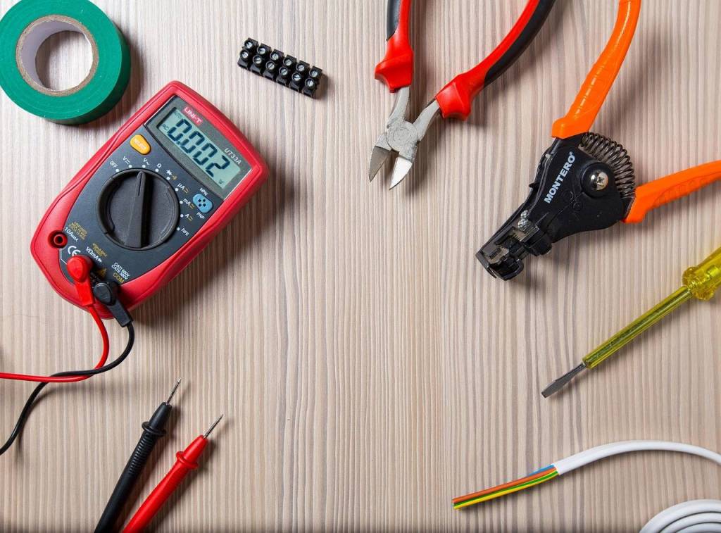 Kalkulatory dla elektryków które ułatwiają codzienną pracę